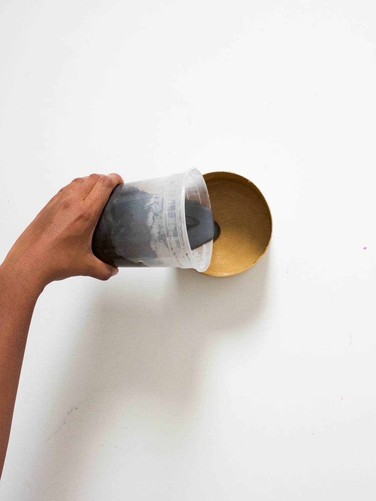 DIY Concrete Bowl and Lid | Fish & Bull - If you too are in need of some modern small storage for your office supplies, keys or jewelry this DIY was made for you!