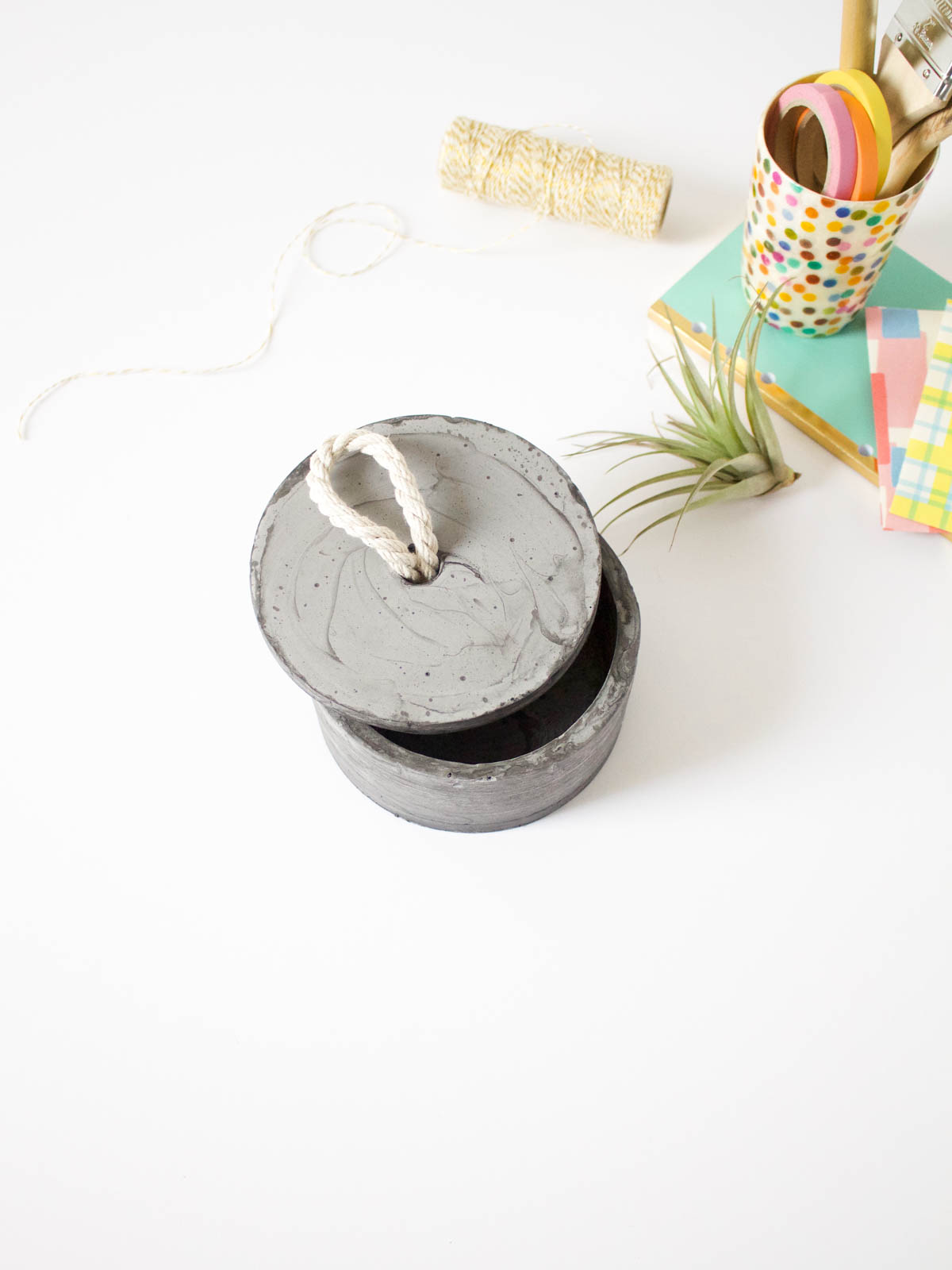 DIY Concrete Bowl and Lid | Fish & Bull - If you too are in need of some modern small storage for your office supplies, keys or jewelry this DIY was made for you!